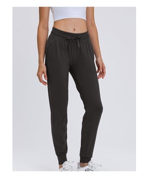 Gebonden detail
  Zakken voor gemak
  Rekbaar materiaal
  87% nylon 13% spandex
  Machinewas koud
  Droogtrommel laag
  Geimporteerd
  Productafmetingen:
  Maat 4: taille 246 inch heup 355 inch lengte 374 inch
  Maat 6: taille 257 inch heup 371 inch lengte 382 inch
  Maat 8: taille 273 inch heup 386 inch lengte 39 inch
  Maat 10: taille 289 inch  heup 402 inch lengte 398 inch
  Maat 12: taille 304 inch heup 41 inch lengte 406 inch