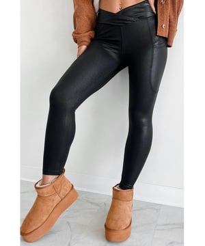 Taschen V-Schnitt Leggings  
Taschen-Design  
Undurchsichtiger Finish  
Leicht dehnbares Material  
85% Polyester, 15% Elasthan  
Maschinenwäsche kalt  
Trocknen bei niedriger Temperatur  
Importiert