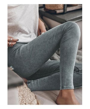 Basic.
  Style.
  Blickdicht.
  Leicht dehnbar.
  Materialzusammensetzung: 98% Baumwolle 2% Elasthan.
  Pflegehinweise: Maschinenwasche kalt Trockner niedrig.
  Importiert.
  Grosse S: Taille 26 Zoll Hufte 299 Zoll Schrittlange 277 Zoll Unterlange 386 Zoll.
  Grosse M: Taille 283 Zoll Hufte 323 Zoll Schrittlange 278 Zoll Unterlange 39 Zoll.
  Grosse L: Taille 307 Zoll Hufte 346 Zoll  Schrittlange 278 Zoll Unterlange 394 Zoll.
  Grosse XL: Taille 339 Zoll Hufte 378 Zoll Schrittlange 278 Zoll Unterlange 398 Zoll.
