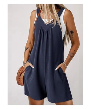 V-Ausschnitt Overall mit breiten Trägern  
Mit Taschen  
95 % Polyester, 5 % Elasthan  
Maschinenwäsche kalt, im Trockner bei niedriger Temperatur trocknen  
Importiert  
Erhältlich in den Größen S bis 2XL  
Material: Das Material scheint ein Waffelstrickstoff aus wahrscheinlich Baumwolle oder einer Baumwollmischung zu sein. Die genaue Zusammensetzung ist .