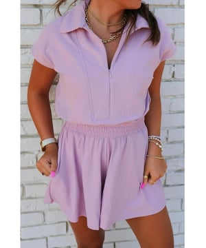 Romper de manga corta con cuello de cremallera y cintura alta elástica  
Composición del material: 50% poliéster, 45% viscosa, 5% elastano  
Instrucciones de cuidado: Lavar a máquina en frío. Secar a baja temperatura  
Importado  
Disponible en tallas S, M, L, XL  
Medidas de la talla S: Longitud del top 33.4 pulgadas, Busto 38.2 pulgadas, Cintura 26.8 pulgadas, Cadera 43.3 pulgadas, Entrepierna 3.7 pulgadas  
Medidas de la talla M: Longitud del top 34.3 pulgadas, Busto 40.6 pulgadas, Cintura 29.1 pulgadas, Cadera 45.7 pulgadas, Entrepierna 3.7 pulgadas  
Medidas de la talla L: Longitud del top 35.1 pulgadas, Busto 42.9 pulgadas, Cintura 31.5 pulgadas, Cadera 48 pulgadas, Entrepierna 3.8 pulgadas  
Medidas de la talla XL: Longitud del top 36 pulgadas, Busto 46.1 pulgadas, Cintura 34.6 pulgadas, Cadera 51.2 pulgadas, Entrepierna 3.8 pulgadas
