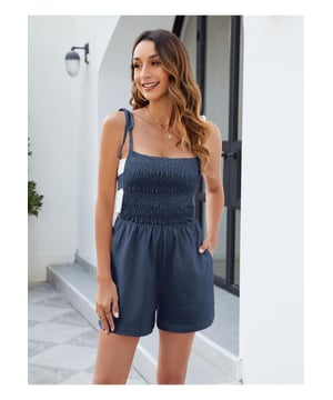 Gesmokter Spaghettitrager Strampler.
  Eigenschaften: Gesmokt Gebunden Taschen.
  Transparent: Blickdicht.
  Materialzusammensetzung: 95% Polyester 5% Elasthan.
  Pflegehinweis: Maschinenwasche kalt. Trockner bei niedriger Temperatur..
  Importiert.
  Erhaltlich in den Grossen S M L XL 2XL.