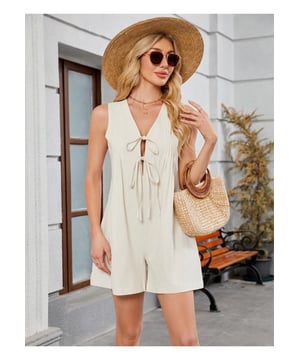 Ärmelloser Jumpsuit mit Knotenfront und Taschen  
Hergestellt aus 95% Polyester und 5% Spandex  
Undurchsichtiges Material  
Maschinenwäsche kalt, im Trockner bei niedriger Temperatur trocknen  
Importiert  
Erhältlich in den Größen S bis 2XL  
Material: Das Material scheint ein leichtes gewebtes Gewebe zu sein, möglicherweise Leinen oder ein Leinenmischung. Der Stoff hat eine subtile Textur und fällt gut.