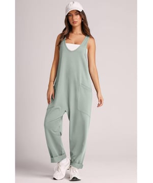 Lovelet Overall mit breiten Tragern mit V.
  Ausschnitt.
  Mit Taschen.
  Durchsichtig: Blickdicht.
  Materialzusammensetzung: 60% Polyester 35% Baumwolle 5% Elasthan.
  Pflegehinweis: Maschinenwasche kalt Trockner bei niedriger Temperatur.
  Importiert.