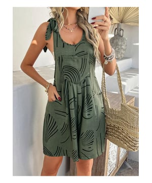 Mit Taschen.
  Gebundene Schultern.
  Blickdicht.
  Materialzusammensetzung: 100% Polyester.
  Pflegehinweis: Maschinenwasche kalt Trockner niedrig.
  Importiert.
  Erhaltlich in den Grossen S M L XL mit detaillierten Massen.