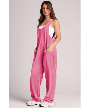 V.
  Ausschnitt.
  Breite Trager.
  Taschen.
  Blickdichter Stoff.
  Materialzusammensetzung: 60% Polyester 35% Baumwolle 5% Elasthan.
  Maschinenwasche kalt.
  Bei niedriger Temperatur im Trockner trocknen.
  Importiert.