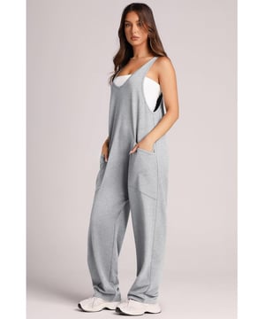 Lovelet Overall mit breiten Tragern mit V.
  Ausschnitt.
  Mit Taschen.
  Durchsichtig: Blickdicht.
  Materialzusammensetzung: 60% Polyester 35% Baumwolle 5% Elasthan.
  Pflegehinweis: Maschinenwasche kalt Trockner bei niedriger Temperatur.
  Importiert.