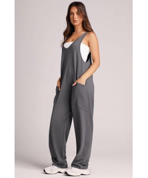 V.
  Ausschnitt.
  Breite Trager.
  Taschen.
  Blickdichter Stoff.
  Materialzusammensetzung: 60% Polyester 35% Baumwolle 5% Elasthan.
  Maschinenwasche kalt.
  Bei niedriger Temperatur im Trockner trocknen.
  Importiert.
