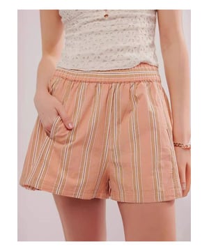 Shorts de Cintura Elástica a Rayas  
Diseño con bolsillos  
Translúcido opaco  
Composición del material: 65% poliéster 35% algodón  
Instrucciones de cuidado: Lavar a máquina en frío, secar a baja temperatura  
Importado  
Medidas del producto (pulgadas):  
Tamaño S: Largo 14.2 Cintura 26  
Tamaño M: Largo 14.6 Cintura 27.6  
Tamaño L: Largo 15 Cintura 29.9  
Tamaño XL: Largo 15.7 Cintura 33.1  