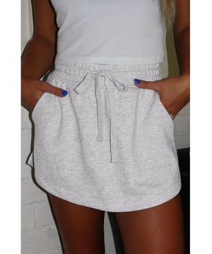 Mini falda-pantalón de felpa francesa con cordón y bolsillos  
Composición del material: 65% poliéster 35% algodón  
Cintura con cordón para un ajuste personalizable  
Tejido opaco para mayor comodidad  
Bolsillos convenientes  
Instrucciones de cuidado: Lavar a máquina en frío, secar a baja temperatura  
Importado
