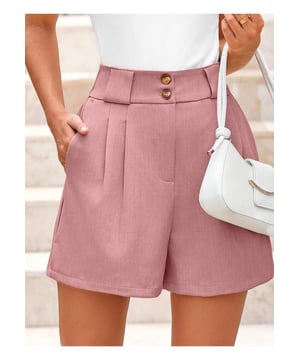 Shorts de cintura ancha con dos botones  
  Diseño abotonado  
  Bolsillos convenientes  
  Material opaco  
  Fabricado con 95% poliéster y 5% spandex  
  Lavar a máquina en frío, secar a baja temperatura  
  Importado  
  Disponible en tallas S a 2XL
