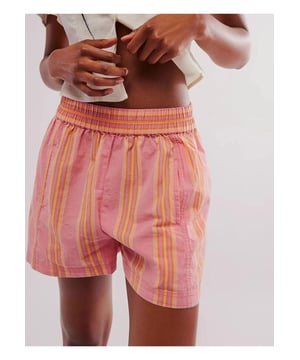 Pantalones cortos con cintura elástica  
Con bolsillos  
Composición del material: 65% poliéster 35% algodón  
Instrucciones de cuidado: Lavar a máquina en frío, secar a baja temperatura  
Importado
