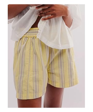 Shorts de Cintura Elástica a Rayas  
Diseño con bolsillos  
Opaco semitransparente  
Composición del material: 65% poliéster 35% algodón  
Instrucciones de cuidado: Lavar a máquina en frío y secar a baja temperatura  
Importado  
Medidas del producto (pulgadas):  
Tamaño S: Longitud de la parte inferior 14.2 Cintura 26  
Tamaño M: Longitud de la parte inferior 14.6 Cintura 27.6  
Tamaño L: Longitud de la parte inferior 15 Cintura 29.9  
Tamaño XL: Longitud de la parte inferior 15.7 Cintura 33.1  