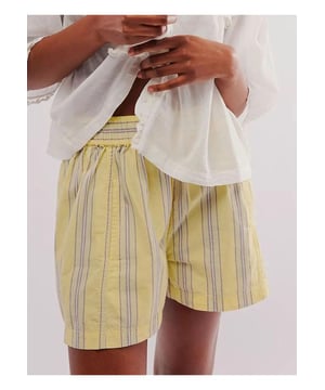 Pantalones cortos con cintura elástica  
Con bolsillos  
Composición del material: 65% poliéster 35% algodón  
Instrucciones de cuidado: Lavar a máquina con agua fría, secar a baja temperatura  
Importado