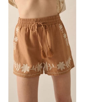 Cintura elástica con cordón para un ajuste ajustable  
Detalles bordados para un look boho chic  
Fabricado en 100% algodón para mayor transpirabilidad y comodidad  
Acentos con borlas que añaden un toque divertido  
Lavar a máquina en frío, secar a baja temperatura para un cuidado fácil  
Importado  
Material: Mezcla de lino