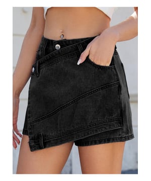 Diseño asimétrico  
Sin elasticidad  
95% rayón 5% poliéster  
Lavar a máquina en frío  
Secar a baja temperatura  
Importado  
Disponible en tallas S a 2XL  
Talla S: Cintura 70 cm Cadera 102 cm Largo del pantalón 35 cm  
Talla M: Cintura 75 cm Cadera 107 cm Largo del pantalón 36 cm  
Talla L: Cintura 80 cm Cadera 112 cm Largo del pantalón 37 cm  
Talla XL: Cintura 88 cm Cadera 120 cm Largo del pantalón 38 cm  
Talla 2XL: Cintura 96 cm Cadera 128 cm Largo del pantalón 39 cm  
Material: Denim