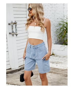 Pantalones cortos de mezclilla de cintura alta con bolsillos cargo.
  Composicion del material: 95% rayon 5% poliester.
  Diseno con bolsillos.
  No se estira.
  Lavar a maquina con agua fria secar en secadora a temperatura baja.
  Importado.