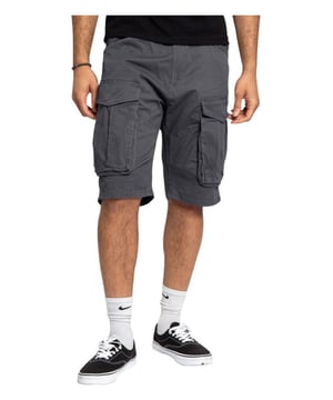 Herren Cargo-Bermuda-Shorts in voller Größe  
Basisstil mit Taschen  
Materialzusammensetzung: 85 % Polyester, 25 % Baumwolle  
Pflegehinweise: Maschinenwäsche kalt, niedrige Trocknerumdrehnung  
Importiert  
Erhältlich in den Größen S bis 4XL