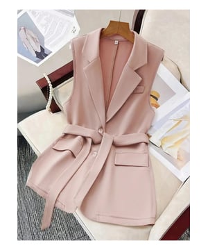 Taillierter Blazer ohne Ärmel mit Reverskragen  
Gürteldesign  
Dünnes Material  
Ungefüttert  
100% Polyester  
Maschinenwäsche kalt, im Schonprogramm trocknen  
Importiert  
Größe S: Oberteillänge 68 cm, Brust 94 cm  
Größe M: Oberteillänge 69 cm, Brust 98 cm  
Größe L: Oberteillänge 70 cm, Brust 104 cm  
Größe XL: Oberteillänge 71 cm, Brust 110 cm  
Größe 2XL: Oberteillänge 72 cm, Brust 116 cm