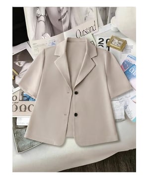 Blazer de estilo básico  
Manguitos cortos  
Cuello con solapa  
100% poliéster  
Material ligero  
No forrado  
Lavar a máquina en frío  
Secar a baja temperatura  
Importado  
Disponible en tallas S a 2XL