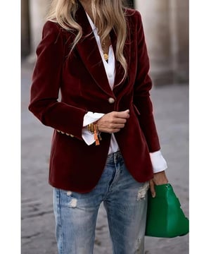 Blazer de manga larga con solapa y un botón  
Cierre abotonado  
Grosor normal  
Cuerpo forrado  
Material: 100% poliéster  
Instrucciones de cuidado: Lavar a máquina en frío, secar a baja temperatura  
Importado