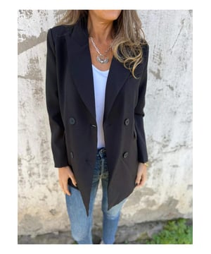 Blazer de mujer de talla completa con cuello y mangas largas  
Frente con botones  
Grosor normal  
Sin forro  
100% poliéster  
Lavable a máquina con agua fría, secar a baja temperatura  
Importado  
Disponible en tallas S a 3XL  
Material: El material parece ser una tela liviana y tejida, posiblemente una mezcla de poliéster y rayón, que le da un caído suave y ligeramente estructurado. Los botones son de un color oscuro contrastante, probablemente negro o marrón oscuro.