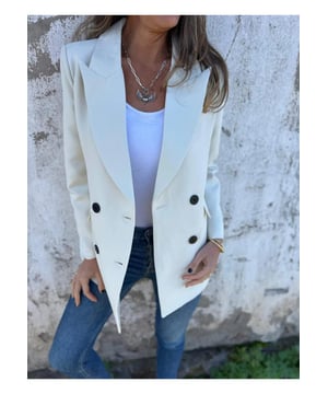 Blazer de mujer de tamaño completo con cuello y mangas largas  
Frente abotonado  
Grosor normal  
Sin forro  
100% poliéster  
Lavable a máquina en frío, secar a baja temperatura  
Importado  
Disponible en tallas S a 3XL  
Material: El material parece ser una tela tejida ligera, posiblemente una mezcla de poliéster y rayón, lo que le da un drapeado suave y ligeramente estructurado. Los botones son de un color oscuro de contraste, probablemente negro o marrón oscuro.