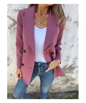 Dames blazer met kraag en lange mouwen in volledige maat  
Geknoopte voorkant  
Normale dikte  
Niet gevoerd  
100% polyester  
Machinewas koud, op lage temperatuur in de droger  
Geïmporteerd  
Beschikbaar in maten S tot 3XL  
Materiaal: Het materiaal lijkt een lichtgewicht geweven stof te zijn, mogelijk een mix van polyester en rayon, wat zorgt voor een soepele en enigszins gestructureerde val. De knopen hebben een contrasterende donkere kleur, waarschijnlijk zwart of donkerbruin.