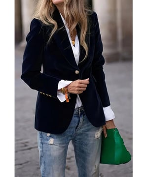 Blazer de manga larga con solapa y un botón  
Cierre con botones  
Grosor normal  
Cuerpo forrado  
Material: 100% poliéster  
Instrucciones de cuidado: Lavar a máquina con agua fría y secar a baja temperatura  
Importado