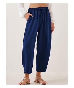 Producto: Pantalones jogger cortos de talla grande con cordón ajustable 
  Características: Con bolsillos 
  Translucidez: Opaco 
  Composición del material: 95% poliéster 5% spandex 
  Instrucciones de cuidado: Lavar a máquina en frío y secar a baja temperatura 
  Importado