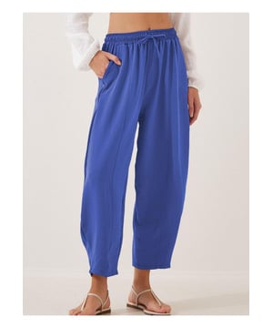 Producto: Pantalones recortados de jogger con cordón en talla grande  
Características: Con bolsillos  
Transparente: Opaco  
Composición del material: 95% poliéster 5% elastano  
Instrucciones de cuidado: Lavar a máquina en frío, secar a baja temperatura  
Importado
