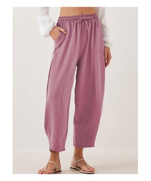 Full Size bijgesneden joggingbroek met trekkoord Grote maten
  Zakjes
  Doorschijnend: ondoorzichtig
  Materiaalsamenstelling: 95% polyester 5% spandex
  Verzorgingsinstructies: Machinewas koud droogtrommel laag
  Geimporteerd