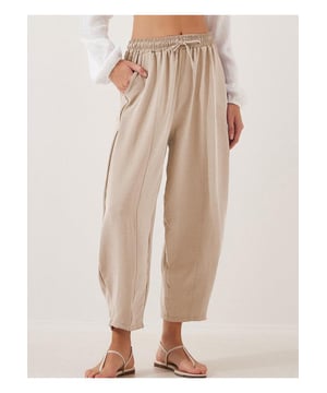 Pantalones jogger cropped de talla completa con cordón, talla grande  
  Con bolsillos  
  Transparente: Opaco  
  Composición del material: 95% poliéster 5% spandex  
  Instrucciones de cuidado: Lavado a máquina en frío. Secar a baja temperatura.  
  Importado