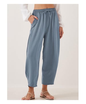 Produkt: Cropped Joggerhose mit Kordelzug in Übergröße
  Eigenschaften: Mit Taschen
  Sichtbarkeit: Undurchsichtig
  Materialzusammensetzung: 95 % Polyester, 5 % Spandex
  Pflegehinweise: Maschinenwäsche kalt, bei niedriger Temperatur im Trockner trocknen
  Importiert