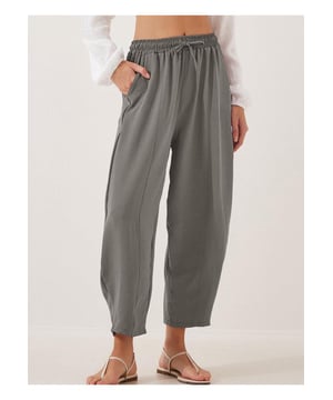 Hosen im Full-Size mit Kordelzug, cropped, in Übergrößen  
  Mit Taschen  
  Transparent: Opaque  
  Materialzusammensetzung: 95 % Polyester, 5 % Spandex  
  Pflegehinweise: Maschinenwäsche kalt. Im Trockner bei niedriger Temperatur trocknen.  
  Importiert