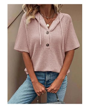 Waffelstrickstruktur.
  Kapuze mit Kordelzug.
  Geknopfte Details.
  Leicht dehnbarer Stoff.
  95 % Polyester 5 % Elasthan.
  Maschinenwasche kalt niedrig im Trockner trocknen.
  Importiert.
  Erhaltlich in den Grossen S bis 2XL.