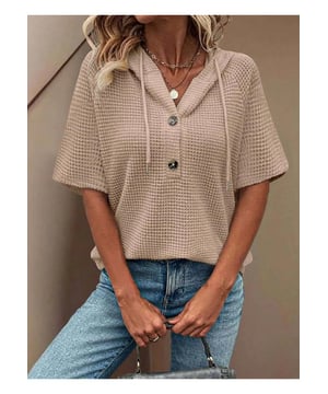 Waffelstrickstruktur.
  Kapuze mit Kordelzug.
  Geknopfte Details.
  Leicht dehnbarer Stoff.
  95 % Polyester 5 % Elasthan.
  Maschinenwasche kalt niedrig im Trockner trocknen.
  Importiert.
  Erhaltlich in den Grossen S bis 2XL.