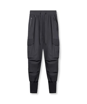 Joggers de estilo básico  
Cintura con cordón ajustable  
Fabricados con 95% algodón y 5% poliéster  
Diseño con bolsillos para mayor comodidad  
Lavar a máquina en frío y secar a baja temperatura  
Importado  
Material: El material parece ser una mezcla ligera, posiblemente de nylon o poliéster, diseñado para comodidad y flexibilidad. La tela parece tener algunas propiedades resistentes al agua.