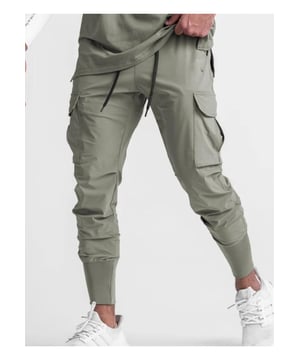 Joggers de estilo básico  
Cintura con cordón para un ajuste ajustable  
Fabricados con 95% algodón y 5% poliéster  
Diseño con bolsillos para mayor conveniencia  
Lavable a máquina en frío, secar en secadora a baja temperatura  
Importado  
Material: El material parece ser una mezcla ligera, posiblemente de nailon o poliéster, diseñada para comodidad y flexibilidad. La tela parece tener algunas propiedades resistentes al agua.