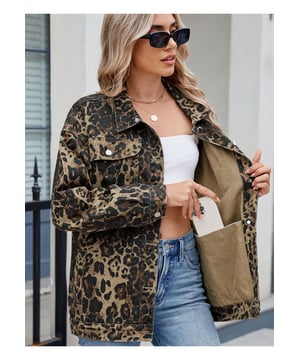 Taschen-Leoparden-Denimjacke mit langen Ärmeln  
Kein Stretch  
Materialzusammensetzung: 95% Rayon, 5% Polyester  
Pflegehinweise: Maschinenwäsche kalt, bei niedriger Temperatur tumblern  
Importiert  
Größe S: Brust 110 cm, Länge 69 cm, Ärmellänge 54 cm  
Größe M: Brust 115 cm, Länge 70 cm, Ärmellänge 55 cm  
Größe L: Brust 120 cm, Länge 71 cm, Ärmellänge 56 cm  
Größe XL: Brust 125 cm, Länge 72 cm, Ärmellänge 57 cm  