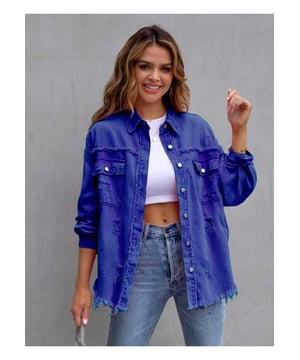 Diseño desgastado de hombros caídos  
Detalle de flecos  
Material sin elasticidad  
Composición: 65% algodón 35% poliéster  
Instrucciones de cuidado: Lavar a máquina en frío y secar a baja temperatura  
Importado  
Tamaños disponibles: S M L XL 2XL  
Medidas (S): busto 43.7 in, largo 28.5 in, hombro 22.2 in, largo de manga 20.3 in  
Medidas (M): busto 45.2 in, largo 28.9 in, hombro 23 in, largo de manga 20.7 in  
Medidas (L): busto 46.8 in, largo 29.3 in, hombro 23.8 in, largo de manga 21.1 in  
Medidas (XL): busto 48.4 in, largo 29.6 in, hombro 24.6 in, largo de manga 21.5 in  
Medidas (2XL): busto 49.9 in, largo 30 in, hombro 25.4 in, largo de manga 21.8 in  