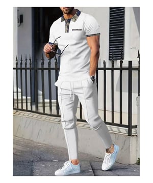 Basisstijl met knoopdetails  
Inclusief zakken voor extra gemak  
Twee delige set: polo met korte mouwen en broek  
Vanzelfsprekend rekbaar materiaal voor comfort  
Gemaakt van 100% polyester  
Trekkoord in de taille van de broek voor een verstelbare pasvorm  
Wasinstructies: Machinewas koud, drogen op lage temperatuur  
Geïmporteerd