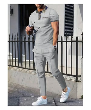 Basisstijl met knoopdetails  
Inclusief zakken voor extra gemak  
Twee delige set: korte mouwen polo en broek  
Slight stretchmateriaal voor comfort  
Gemaakt van 100% polyester  
Trekkoord in de taille op de broek voor een verstelbare pasvorm  
Onderhoudsinstructies: Machinewas koud, drogen op lage temperatuur  
Geïmporteerd  