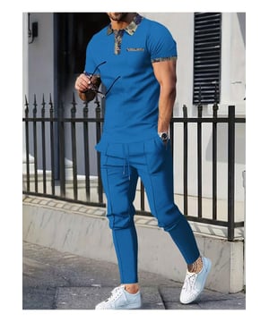 Basis stijl met knoopdetails  
Inclusief zakken voor extra gemak  
Twee-delig set: polo met korte mouwen en broek  
Licht rekbaar materiaal voor comfort  
Gemaakt van 100% polyester  
Koordsluiting in de taille van de broek voor een verstelbare pasvorm  
Zorginstructies: Machinewas koud, in de droogtrommel op lage temperatuur  
Geïmporteerd