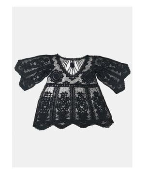 Basic.
  Stil.
  Transparentes Finish.
  Keine Dehnung.
  100 % Polyestermaterial.
  Maschinenwasche kalt.
  Bei niedriger Temperatur im Trockner trocknen.
  Importiert.
  Einheitsgrosse fur einen Brustumfang von 441 Zoll.
  Oberlange von 299 Zoll.