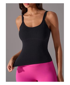 Camiseta sin mangas de estilo básico  
Estiramiento moderado para mayor comodidad  
69% nylon 21% poliéster 10% elastano  
Lavado a máquina en frío, secar a baja temperatura  
Importado  
Cojines de pecho desmontables para un soporte personalizable  
Disponible en tallas del 4 al 12  
Material: Tela acanalada