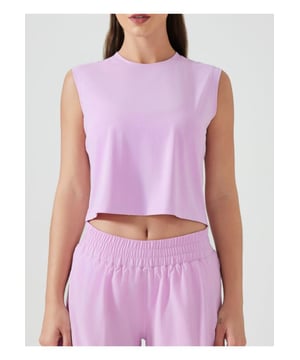 Estilo básico  
Opaco  
Altamente elástico  
100% poliéster  
Lavar a máquina en frío  
Secar a baja temperatura  
Importado  
Material: El material parece ser una tela suave, ligera y elástica, probablemente una mezcla de poliéster y spandex para ropa deportiva. La composición exacta es.