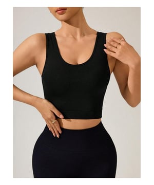 Top activo cortado con diseño entrecruzado  
  Diseño entrecruzado  
  Tejido opaco  
  Estiramiento moderado  
  Composición del material: 90% poliamida 10% elastano  
  Instrucciones de cuidado: Lavar a máquina en frío, secar a baja temperatura  
  Importado