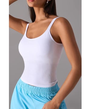 Top sin mangas de estilo básico  
  Estiramiento moderado para mayor comodidad  
  69% nailon, 21% poliéster, 10% spandex  
  Lavar a máquina en frío, secar a baja temperatura  
  Importado  
  Almohadillas de pecho desmontables para un soporte personalizable  
  Disponible en tallas del 4 al 12  
Material: Tejido acanalado