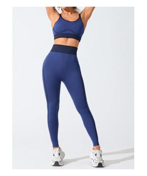 Estilo básico  
Conjunto de dos piezas  
Composición de material altamente elástico: 65% poliamida, 25% poliéster, 10% elastano  
Camiseta sin mangas con escote en forma de U  
Leggings de cintura alta  
Lavar a máquina en frío  
Secar a baja temperatura  
Importado